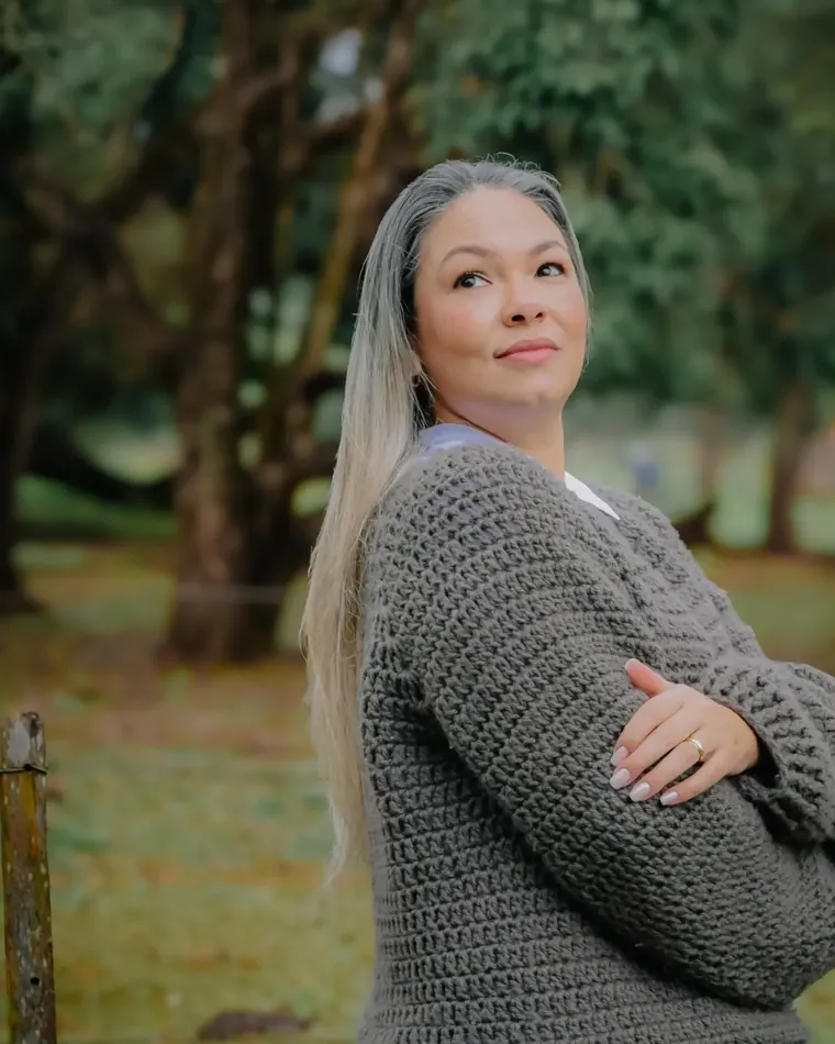 Ensaio fotográfico feminino ao ar livre, registrado pelo Ateliê Dinda Criativa