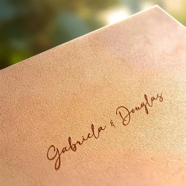 Álbum de casamento personalizado com os nomes do casal gravados na capa