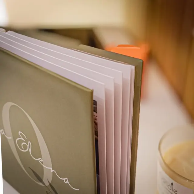 Álbum de fotos com capa verde oliva, nome personalizado e páginas em tom rosé