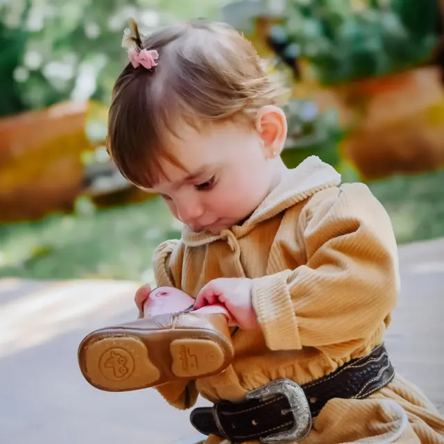 Detalhe de ensaio fotográfico de bebê, tema que rende álbuns de primeiro ano