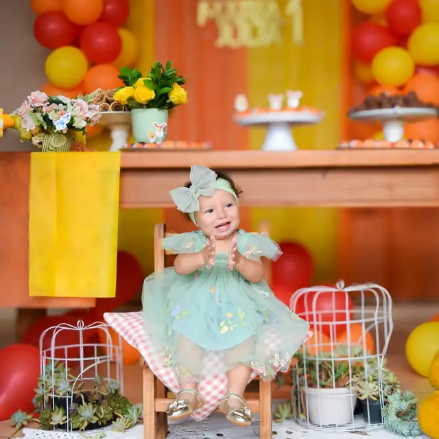 Registro de festa de primeiro aniversário, do tipo que vira álbum de fotos infantil